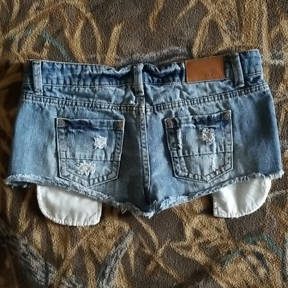 Rue 21 - Picture 2 of 2